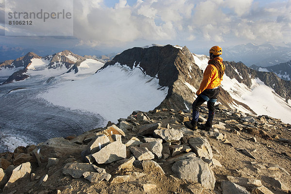 Bergsteiger steht am Gipfel des Wilden Pfaff und blickt Richtung Südtirol