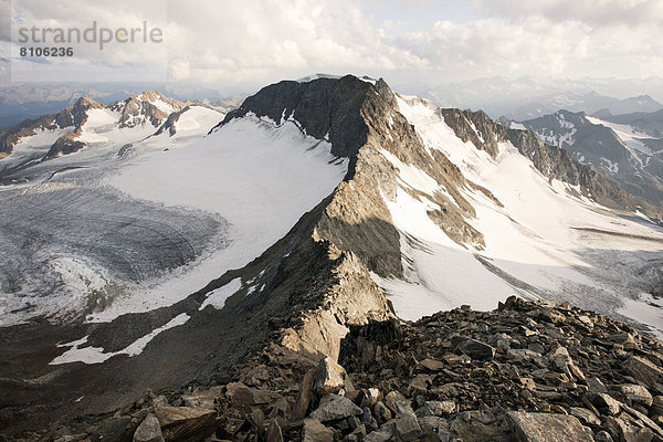 Stubaier Alpen  Aussicht vom Wilden Pfaff Richtung Südtirol  Felsgrat bildet die Grenze zwischen Österreich und Italien