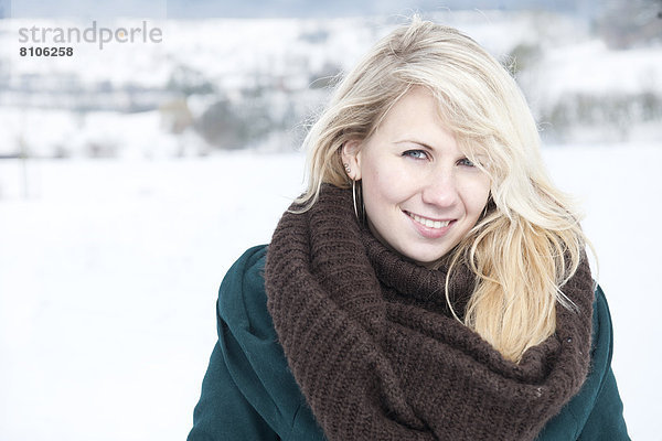 Junge blonde Frau mit Schal  Portrait