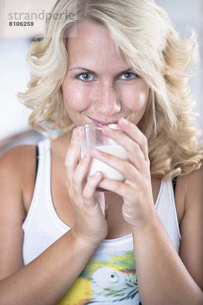 Junge Frau mit einem Milchglas