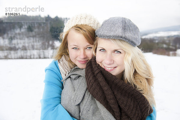 Zwei junge Frauen  Portrait