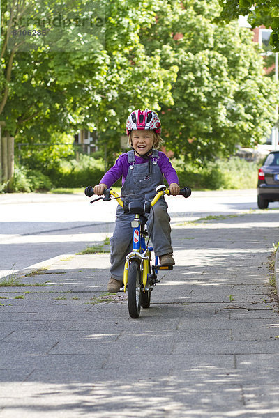 Fröhliches Mädchen auf einem Fahrrad
