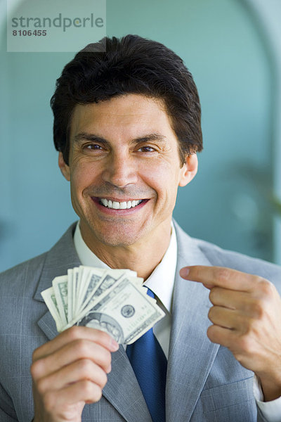 Geschäftsmann  lächeln  halten  Geld