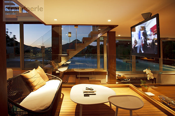 Flachbildfernseher im modernen Wohnzimmer