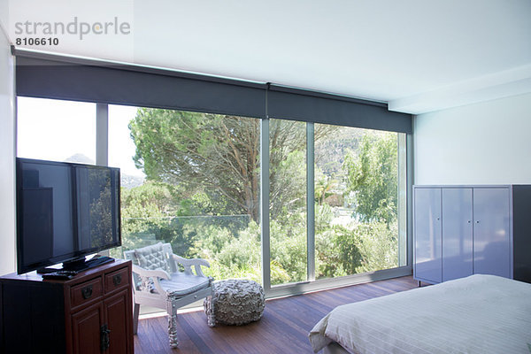 Modernes Schlafzimmer mit Glasschiebetüren