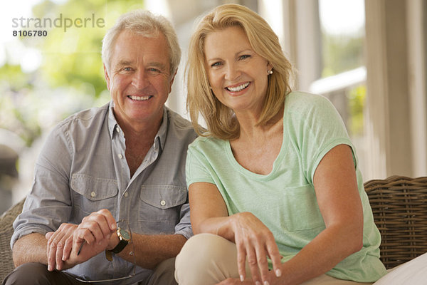 Porträt eines lächelnden Paares auf der Terrasse
