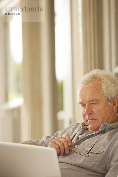 Serious Senior Mann mit Laptop