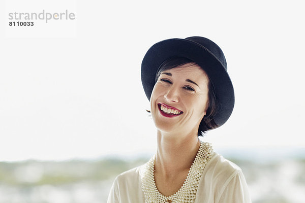 Porträt einer lächelnden Frau mit Hut