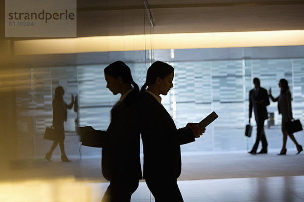 Geschäftsfrau mit digitalem Tablett in der Lobby