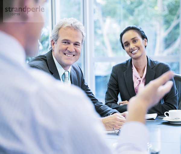 Lächelnde Geschäftsleute treffen sich im Konferenzraum