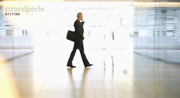 Geschäftsmann geht in der Lobby spazieren