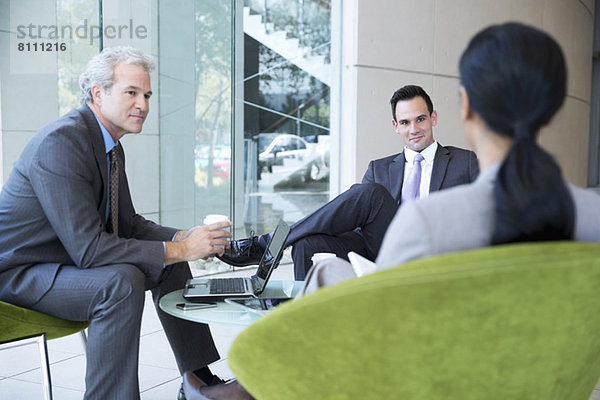 Geschäftsleute treffen sich in der Lobby