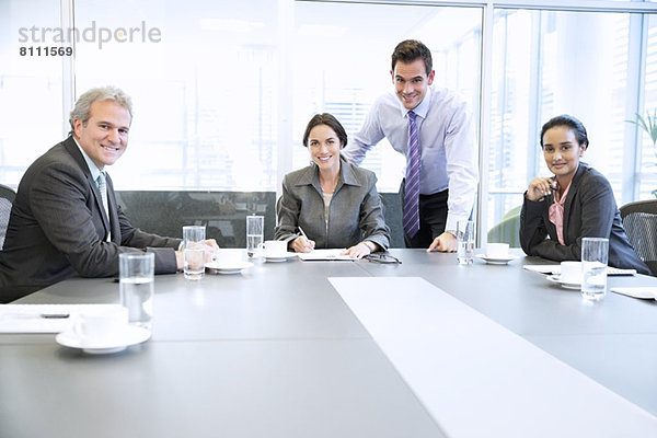 Portrait von lächelnden Geschäftsleuten im Konferenzraum