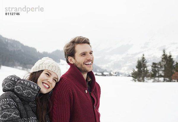 Glückliches Paar im Schneefeld