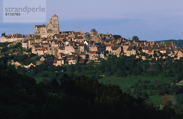 Mittelalter  Frankreich  Europa  Farbaufnahme  Farbe  Landschaft  Gebäude  Hügel  Stadt  Architektur  Querformat  Dorf  Sehenswürdigkeit
