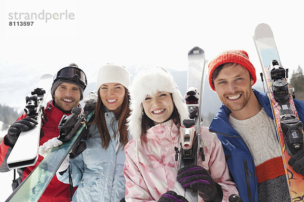 Portrait von glücklichen Freunden mit Skiern