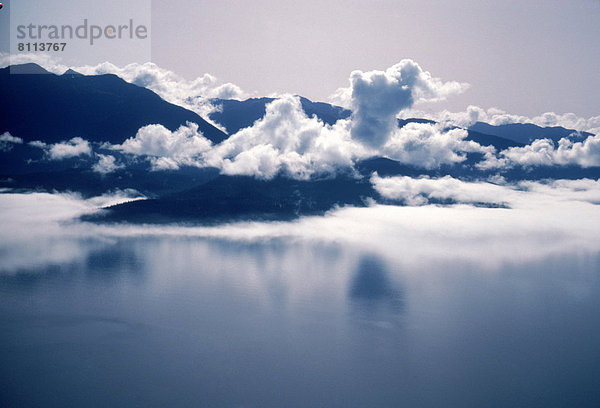 Vereinigte Staaten von Amerika  USA  Kälte  Außenaufnahme  Wasser  Berg  Winter  Farbaufnahme  Farbe  Wolke  Ruhe  Himmel  Einsamkeit  Spiegelung  Ehrfurcht  See  Querformat  Fluss  Nordamerika  Fotografie  Seitenansicht  unbewohnte  entlegene Gegend  Alaska  Abenddämmerung  freie Natur