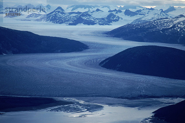 Vereinigte Staaten von Amerika  USA  entfernt  Kälte  Gebirge  Felsbrocken  Außenaufnahme  Berg  Winter  Farbaufnahme  Farbe  Wolke  Ruhe  Einsamkeit  Himmel  Schnee  Ehrfurcht  Querformat  Nordamerika  Fotografie  unbewohnte  entlegene Gegend  Alaska  Distanz  Abenddämmerung  freie Natur