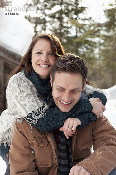 Portrait des umarmenden Paares außerhalb der Schneekabine