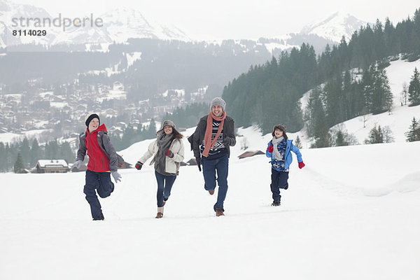 Familienlauf im Schneefeld