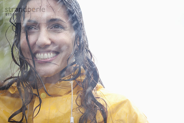 Lächelnde Frau im Regen