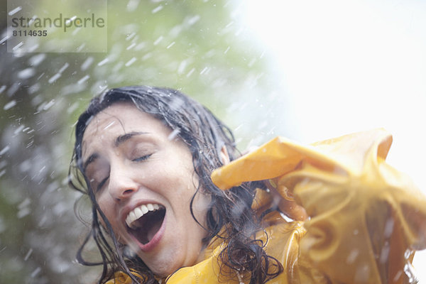 Regen fällt auf überraschte Frau