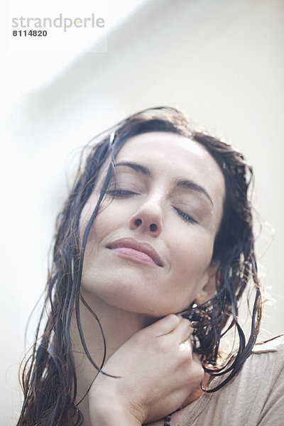 Nahaufnahme Porträt einer ruhigen Frau mit nassem Haar