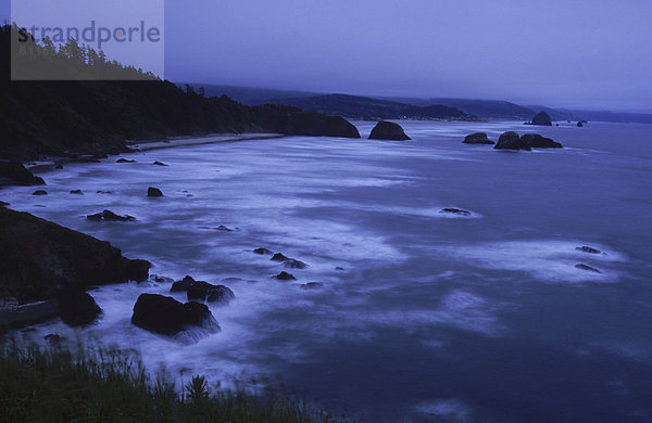 Vereinigte Staaten von Amerika  USA  entfernt  leer  Wasserrand  Felsbrocken  Stilleben  still  stills  Stillleben  Außenaufnahme  Wasser  Farbaufnahme  Farbe  Stein  Tag  Ruhe  Himmel  Horizont  Ozean  niemand  Meer  Querformat  Fotografie  Freundlichkeit  Gras  Luftbild  Berggipfel  Gipfel  Spitze  Spitzen  Distanz  Oregon  freie Natur