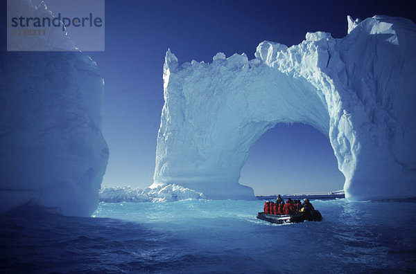 Kälte  Eisberg  Außenaufnahme  Farbaufnahme  Farbe  Tag  unterrichten  Große Menschengruppe  Große Menschengruppen  Einsamkeit  Gefahr  Tagesausflug  Road Trip  Boot  Querformat  Fotografie  Höhle  Outdoor  Antarktis  freie Natur