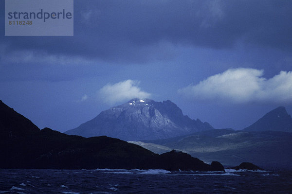 entfernt  Stilleben  still  stills  Stillleben  Außenaufnahme  Berg  Farbaufnahme  Farbe  Wolke  Ruhe  Silhouette  Himmel  Landschaft  Einsamkeit  niemand  Natur  Querformat  blau  Fotografie  Seitenansicht  Freundlichkeit  Traurigkeit  rauh  Chile  Distanz  Abenddämmerung  freie Natur  Schnee  Südamerika  Dämmerung