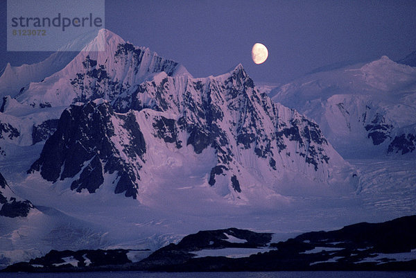 Kälte  Gebirge  Felsbrocken  Außenaufnahme  Berg  Farbaufnahme  Farbe  Ruhe  Abend  Schönheit  niemand  Ehrfurcht  Schneedecke  Querformat  Fotografie  Berggipfel  Gipfel  Spitze  Spitzen  Antarktis  Abenddämmerung  Halbmond  Gebirgszug  freie Natur  Schnee