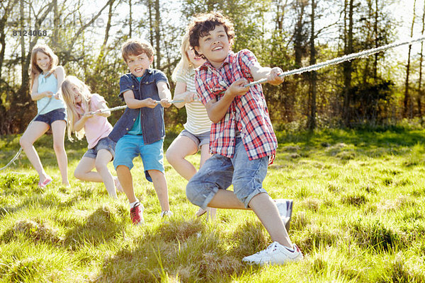 Gruppe von Kleinkindern beim Schleppen im Krieg