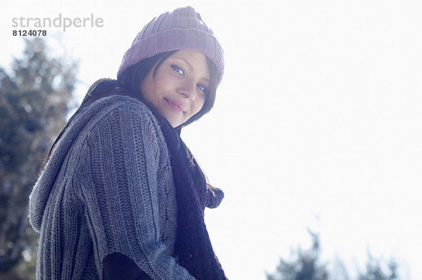 Portrait einer jungen Frau mit Strickmütze