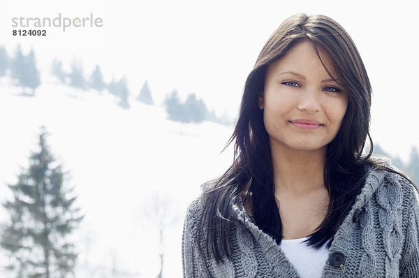 Nahaufnahme der jungen Frau vor der Skipiste