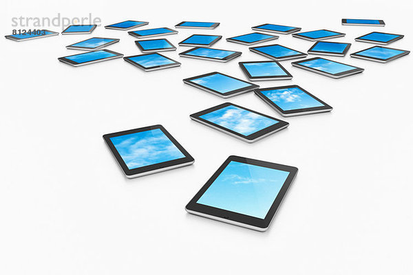Große Gruppe von digitalen Tabletts mit einer Auswahl an blauen Himmeln