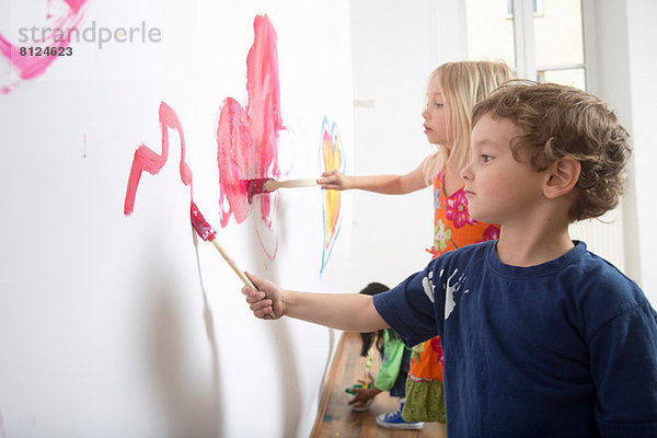 Gruppe von Kindern Malerei Wand