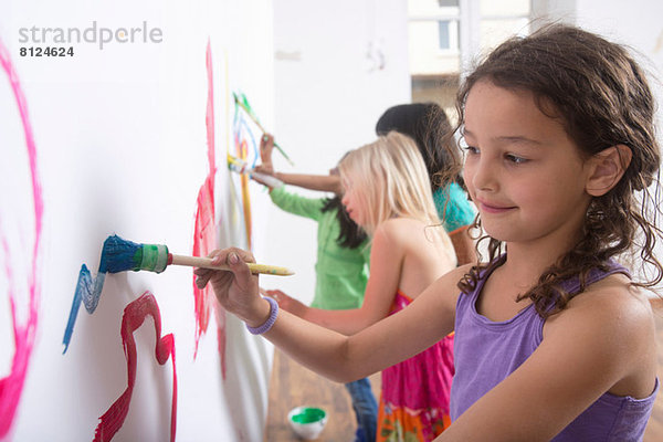 Gruppe von Mädchen Malerei Wand