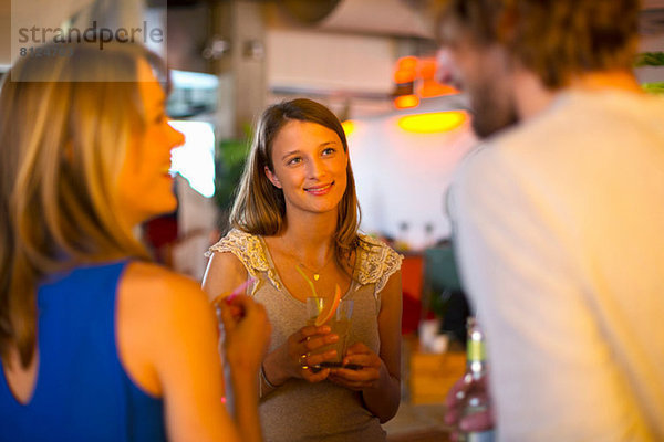 Freunde  die gemeinsam in der Bar Getränke genießen