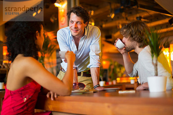 Gruppe von Freunden beim Plaudern im Café