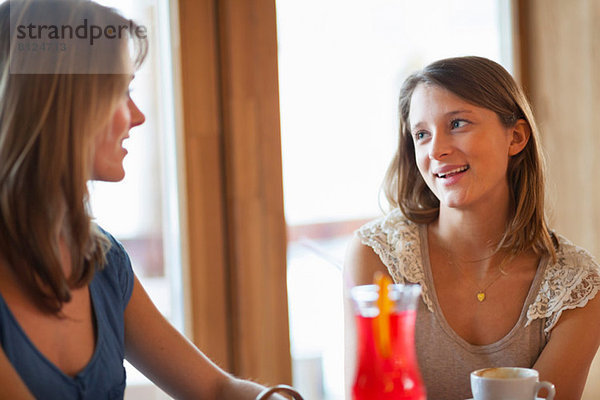 Zwei junge Frauen beim Plaudern in der Cafe Bar