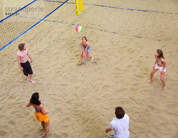 Luftaufnahme von Freunden beim Beachvolleyball in der Halle