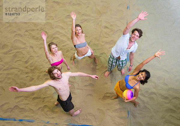 Luftaufnahme von Freunden beim Beachvolleyball in der Halle