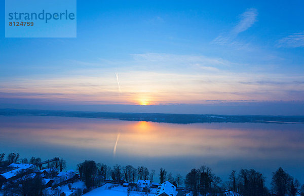Winteransicht des Starnberger Sees  Bayern  Deutschland