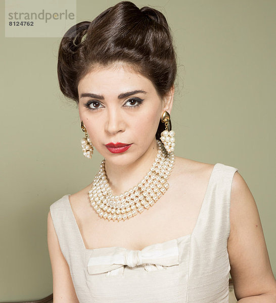 Porträt einer Frau in Vintage-Kleidung und Perlen