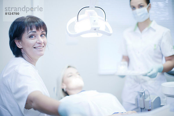 Portrait der Zahnärztin mit Krankenschwester und Patientin
