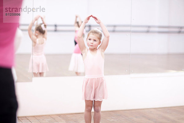Junge Ballerinas posieren im Tanzstudio
