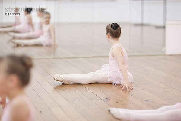 Junge Ballerina im Spiegel