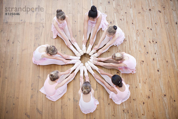 Erhöhte Ansicht der jungen Ballerina-Gruppe im Kreis