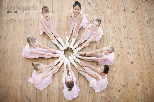 Erhöhte Ansicht der jungen Ballerina in Kreisformation