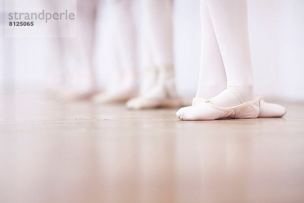 Nahaufnahme von Teenager-Ballerinas Fußhaltung